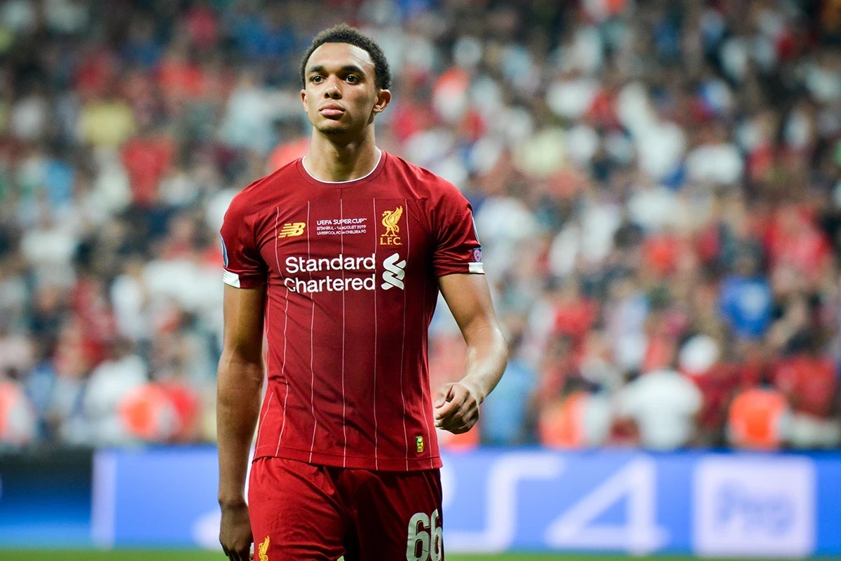 Jamie Carragher broni nieprzyjaznego przyjęcia Trenta Alexander-Arnolda na Anfield po transferze do Realu Madryt